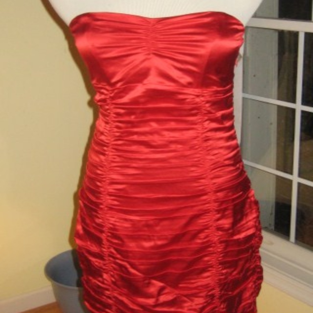 Express Sexy Red Rushed Strapless Dress Size 6 TR6